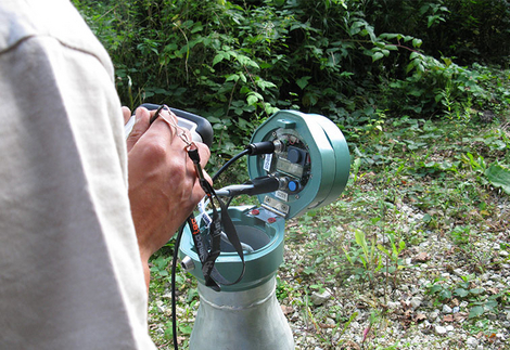 Kompaktsystem zur Wasserstands- und Wasserqualitätsmessung im Grund- und Oberflächenwasser, bestehend aus Datenlogger, 4G/LTE Modem und LC-Display.