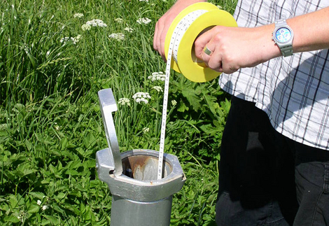 Mobiles Handgerät im Pocket Format zur Wasserstandmessung im Grundwasser 