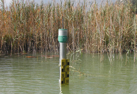 Kompaktsystem zur Wasserstands- und Wasserqualitätsmessung im Grund- und Oberflächenwasser, bestehend aus Datenlogger, 4G/LTE Modem und LC-Display.