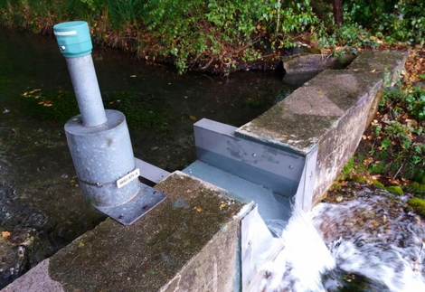 Kompaktsystem zur Wasserstands- und Wasserqualitätsmessung im Grund- und Oberflächenwasser, bestehend aus Datenlogger, 4G/LTE Modem und LC-Display.