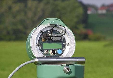 Kompaktsystem zur Wasserstands- und Wasserqualitätsmessung im Grund- und Oberflächenwasser, bestehend aus Datenlogger, 4G/LTE Modem und LC-Display.