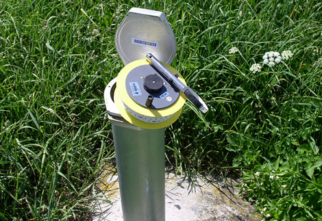 Mobiles Handgerät im Pocket Format zur Wasserstandmessung im Grundwasser 